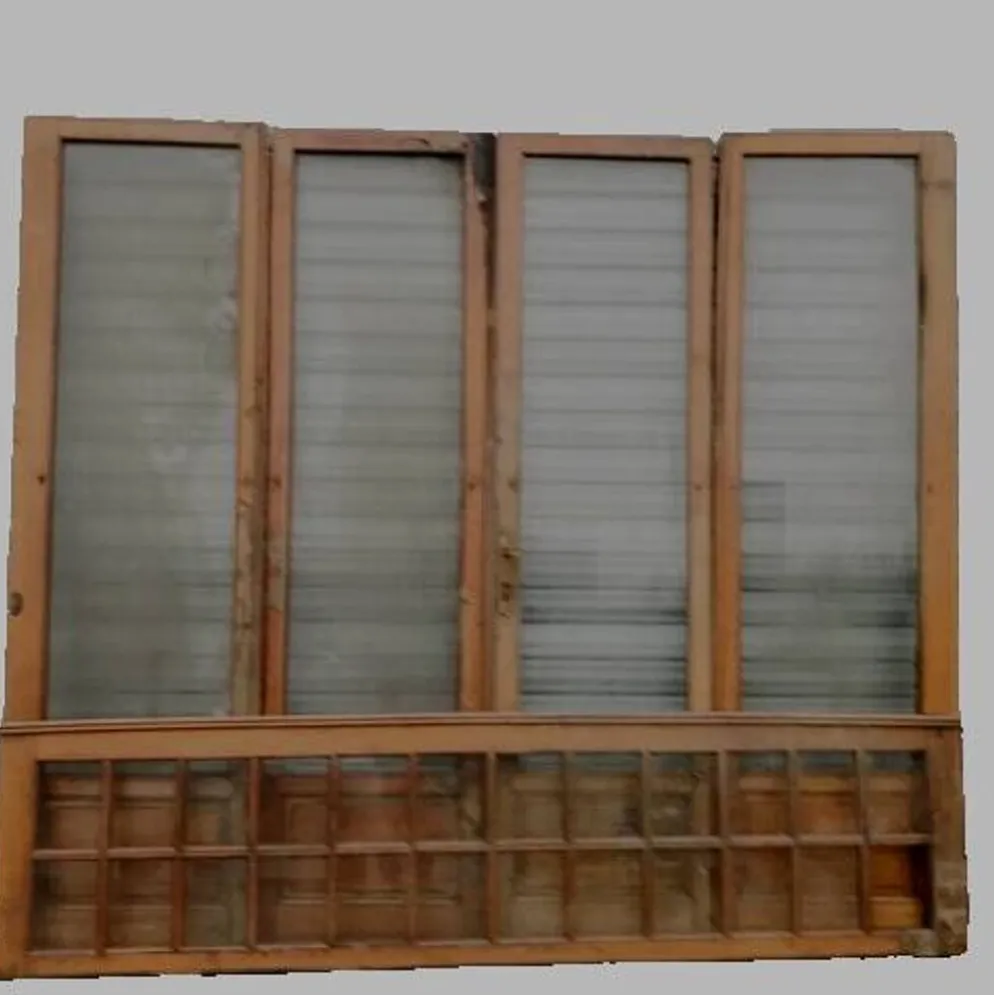 Suite de quatre portes de séparation en chêne massif XXe siècle