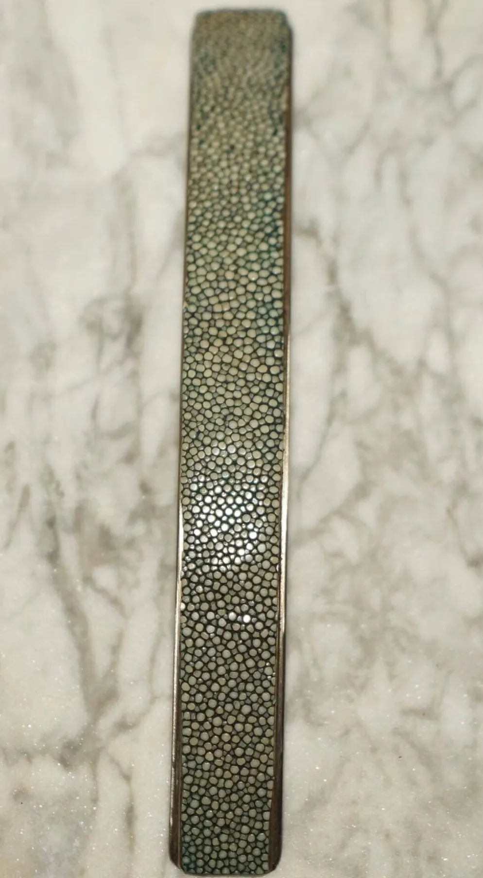 Suite de Six Poignées de Tiroir Contemporaines en Shagreen Requin Manta Ray