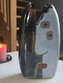 Superbe vase anthropomorphe en grès artisanal émaillé, de Remy Lacombe