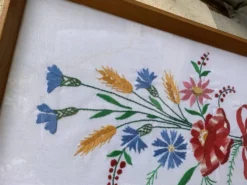 Tableau brodé Kalocsa multicolore sur fond blanc, cadre bois et verre, vintage années 1950