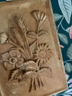 Tableau floral en plâtre