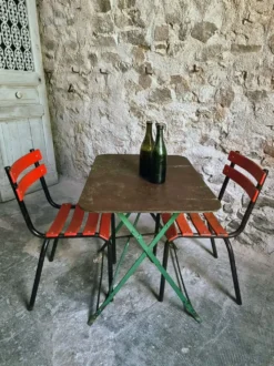 Table bistrot pliante française ancienne avec paire de chaises de jardin vintage