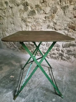 Table bistrot pliante française ancienne avec paire de chaises de jardin vintage