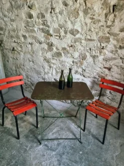 Table bistrot pliante française ancienne avec paire de chaises de jardin vintage
