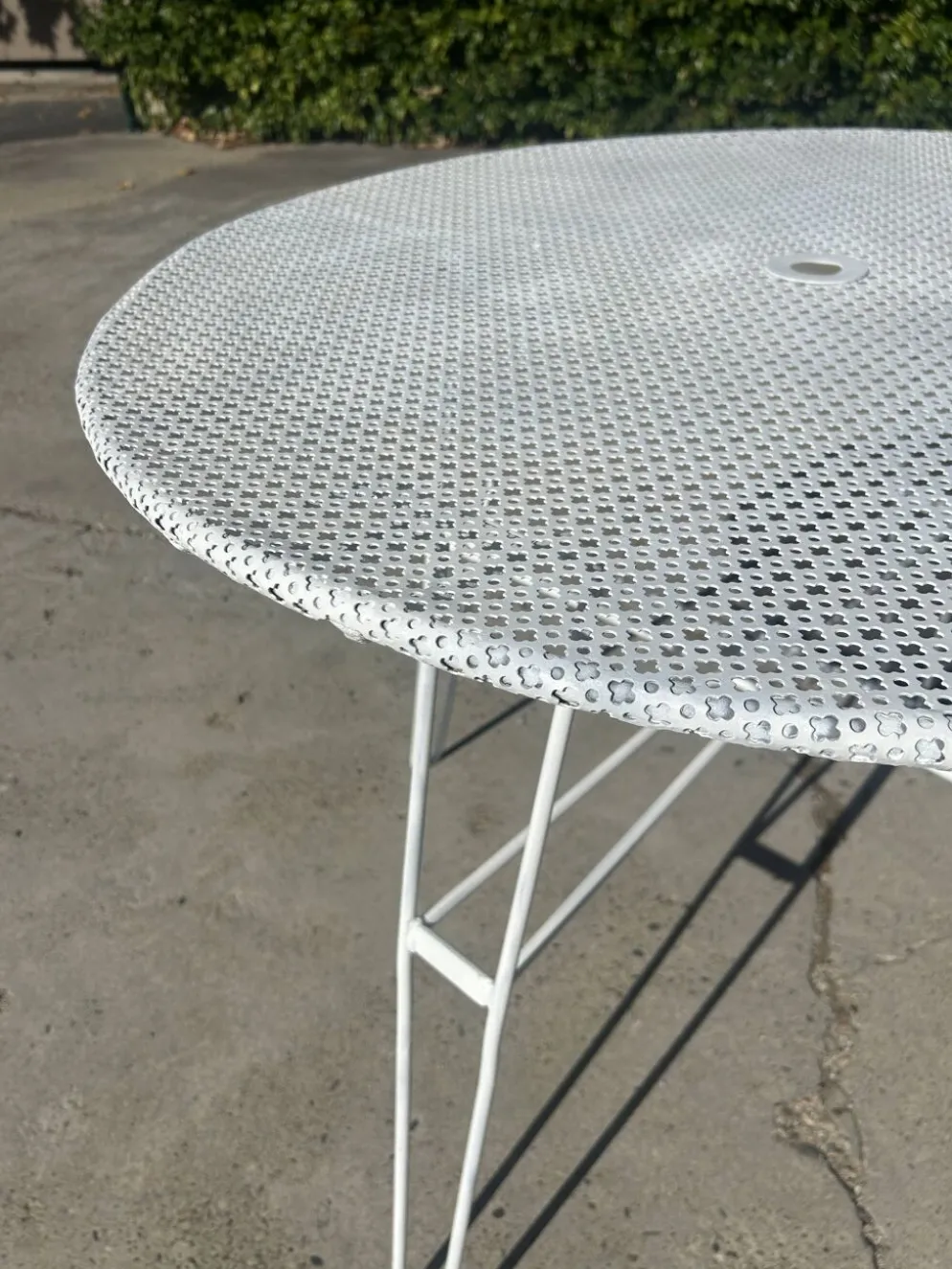 Table de jardin attribuée à Mathieu Mategot des années 1950
