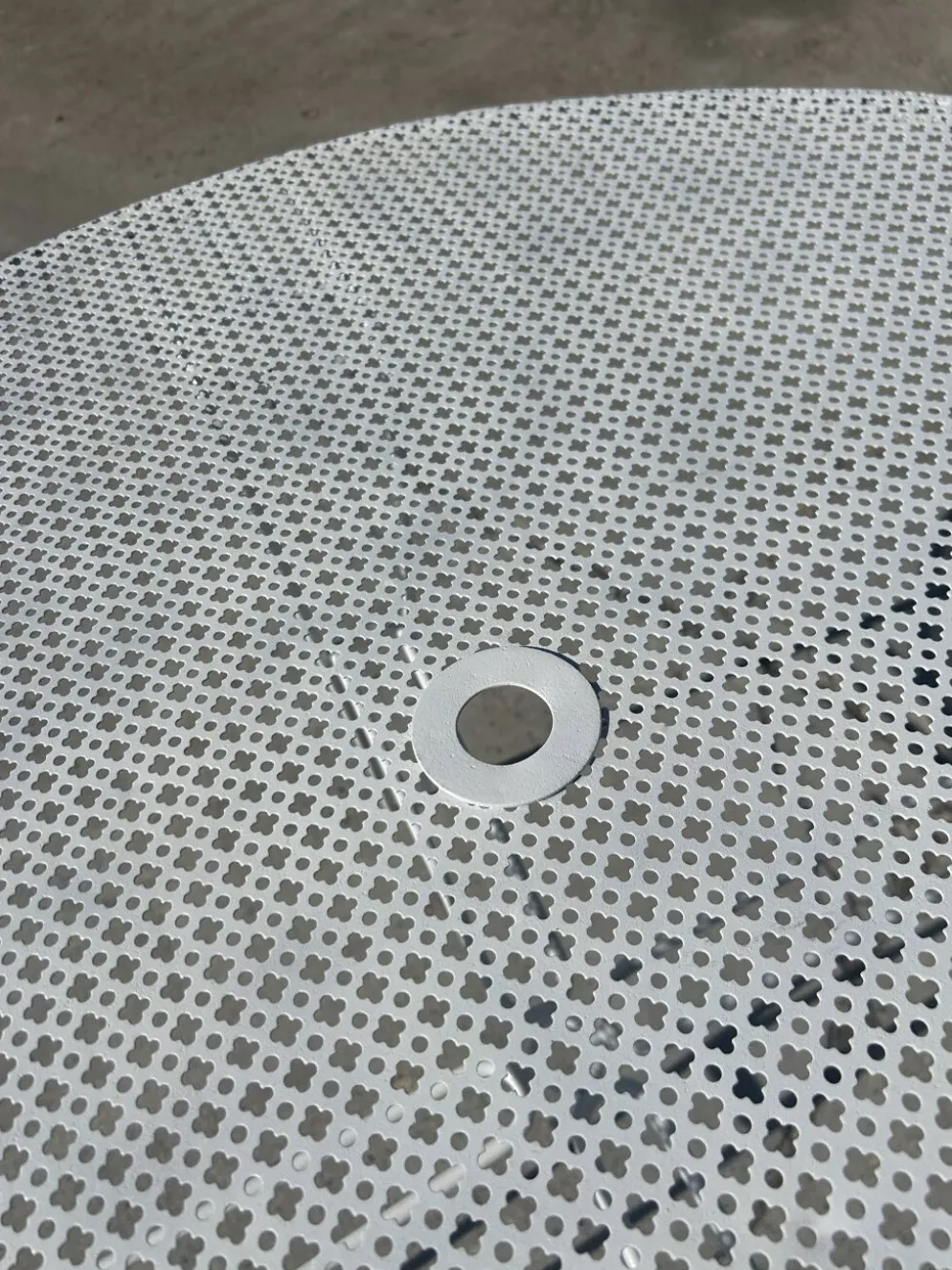 Table de jardin attribuée à Mathieu Mategot des années 1950