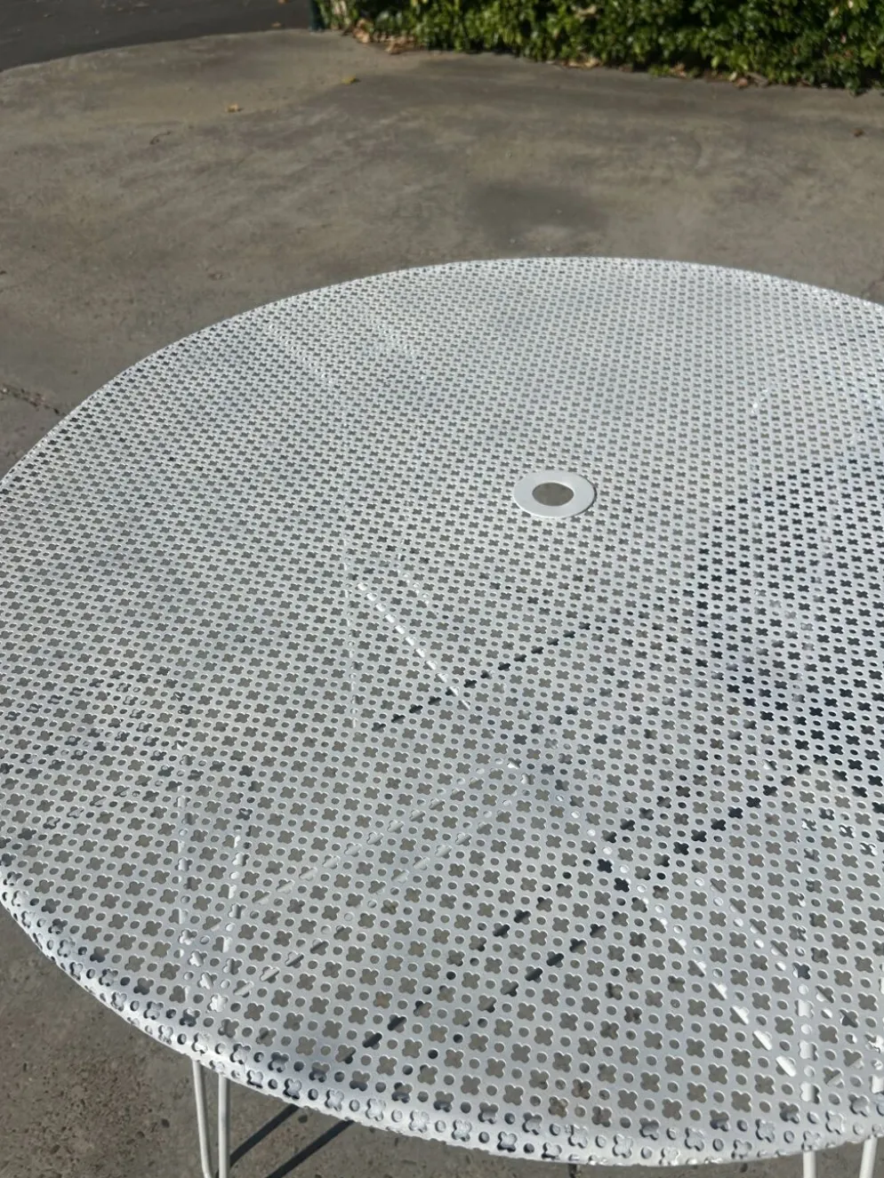Table de jardin attribuée à Mathieu Mategot des années 1950