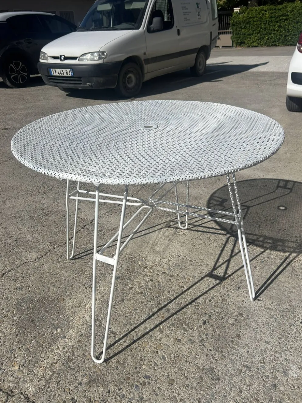 Table de jardin attribuée à Mathieu Mategot des années 1950