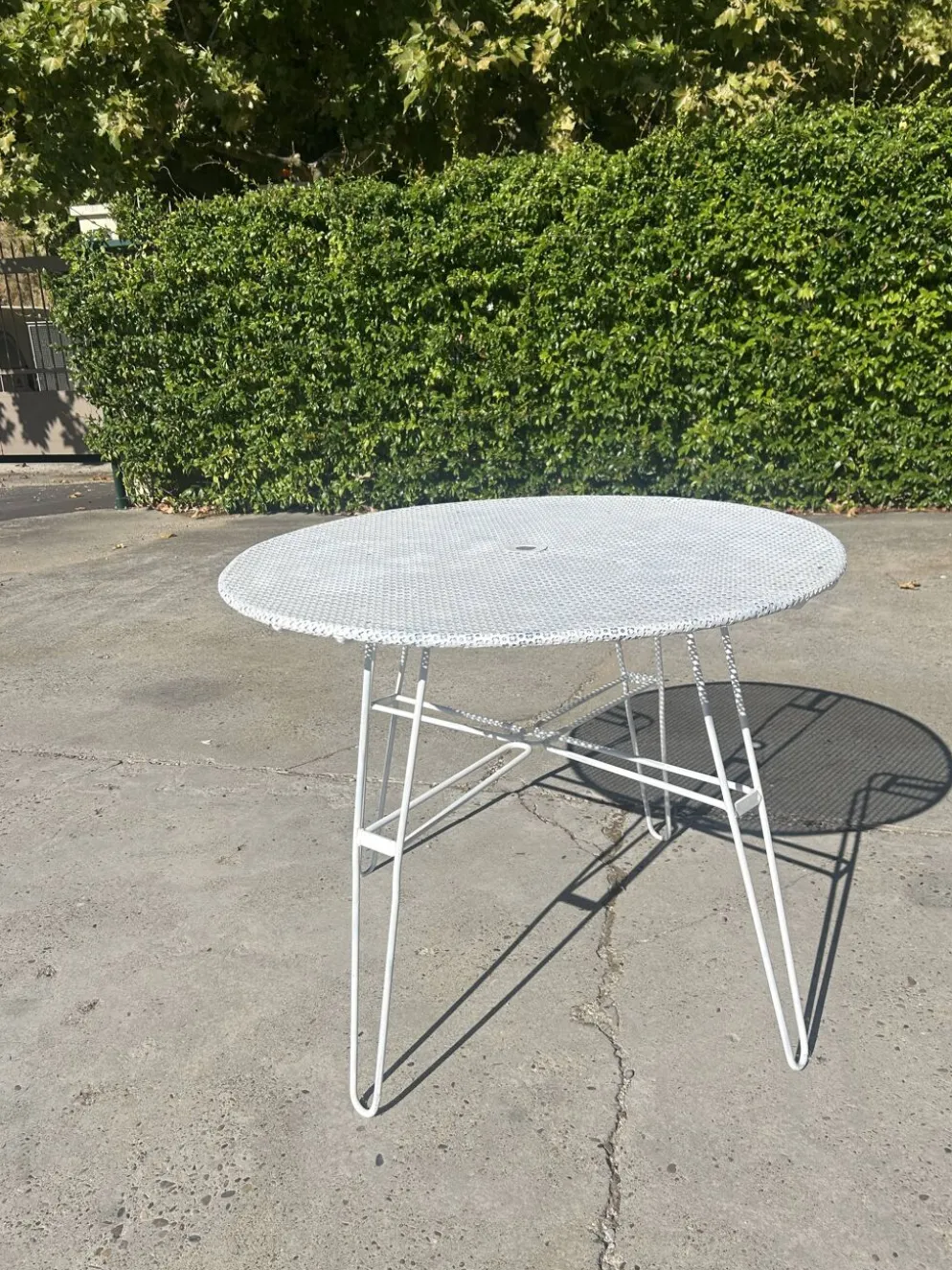 Table de jardin attribuée à Mathieu Mategot des années 1950
