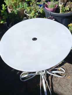 Table de jardin Eiffel XIXe en fer forgé – plateau rond blanc Ø 60 cm