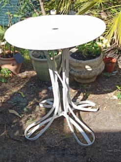 Table de jardin Eiffel XIXe en fer forgé – plateau rond blanc Ø 60 cm