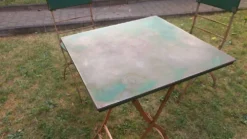 Table de jardin en fer peint, style milieu de siècle, avec 2 chaises, années 1960.