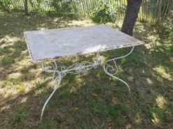 Table de jardin en métal ajouré