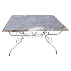 Table de jardin en métal ajouré