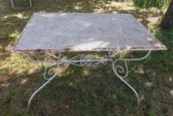 Table de jardin en métal ajouré