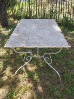Table de jardin en métal ajouré