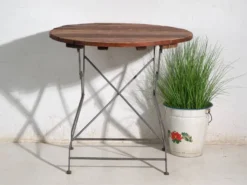 Table de jardin pliante ancienne en bois et fer – Europe centrale, vers 1950