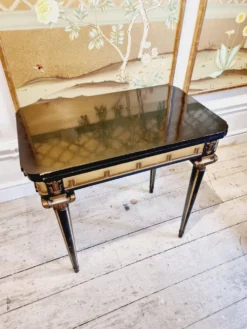 Table de jeu à décor de méandre en relief, années 1920/30.