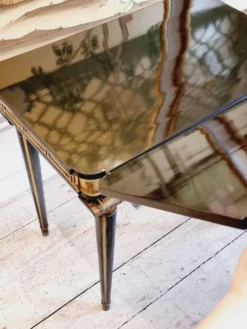 Table de jeu à décor de méandre en relief, années 1920/30.