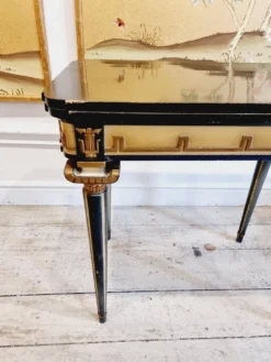 Table de jeu à décor de méandre en relief, années 1920/30.