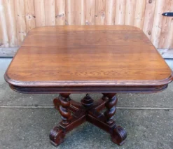 Table en chêne du 19ème siècle.