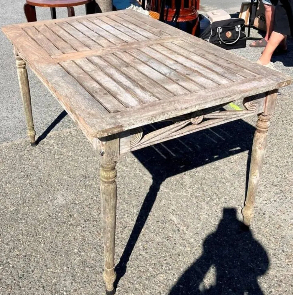 Table en teck pour terrasse et balcon
