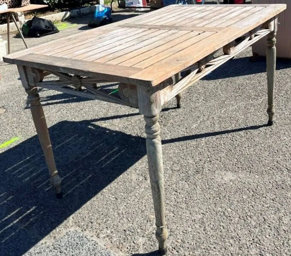 Table en teck pour terrasse et balcon