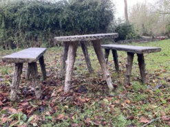 1 table et 2 bancs en ciment, faux bois, rocaille, années cinquante. 150 cm