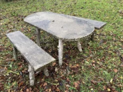 1 table et 2 bancs en ciment, faux bois, rocaille, années cinquante. 150 cm