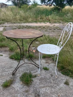 Table et chaise anciennes