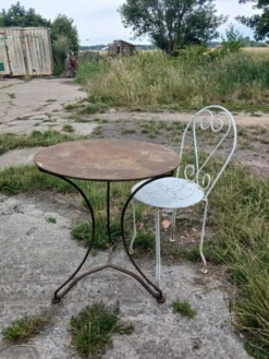Table et chaise anciennes