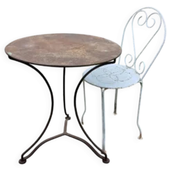 Table et chaise anciennes