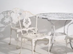 Table et chaises de jardin blanches d’époque (c.1950). Ensemble de 5 pièces