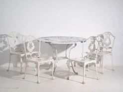 Table et chaises de jardin blanches d’époque (c.1950). Ensemble de 5 pièces