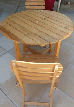 Table et 2 chaises pliantes de jardin en bois naturel