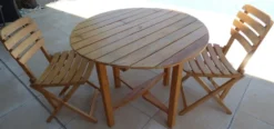 Table et 2 chaises pliantes de jardin en bois naturel
