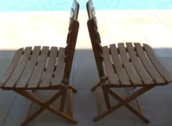 Table et 2 chaises pliantes de jardin en bois naturel