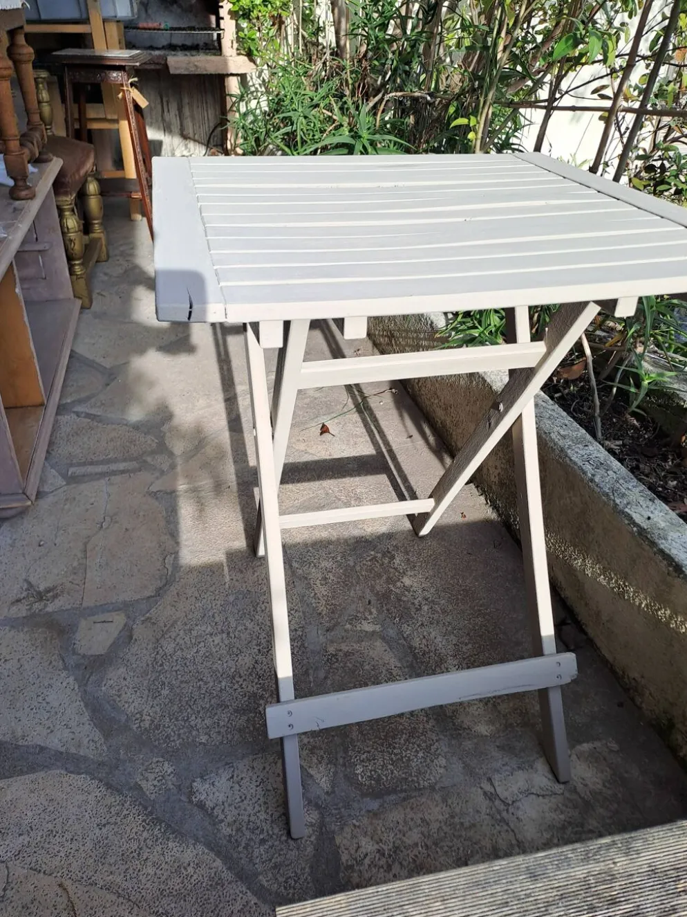 Table jardin pliante en bois peinte en beige grisé carrée