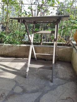 Table jardin pliante en bois peinte en beige grisé carrée