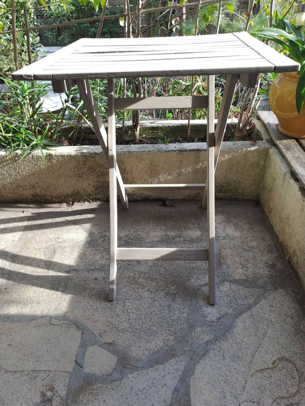 Table jardin pliante en bois peinte en beige grisé carrée