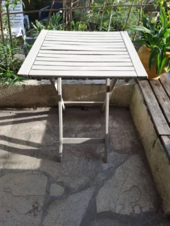 Table jardin pliante en bois peinte en beige grisé carrée