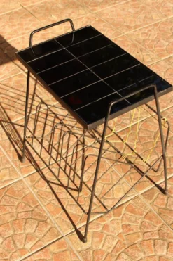Table porte-revues/vinyles vintage – Plateau carrelé noir, filet scoubidou
