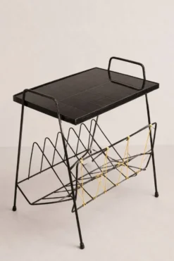 Table porte-revues/vinyles vintage – Plateau carrelé noir, filet scoubidou