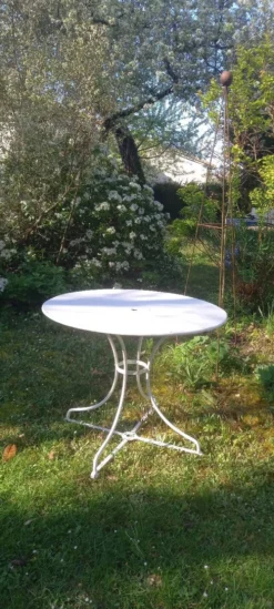 Table ronde de jardin en métal