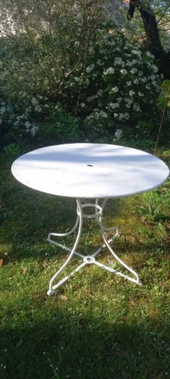 Table ronde de jardin en métal