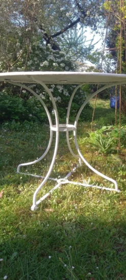 Table ronde de jardin en métal