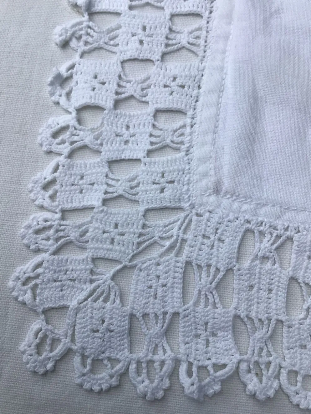 Taie d’oreiller bord crocheté main 78x74cm