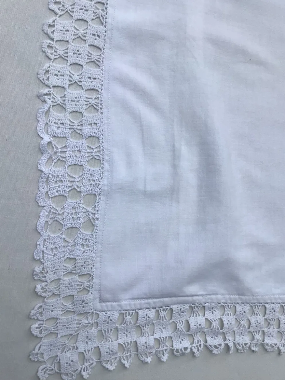 Taie d’oreiller bord crocheté main 78x74cm