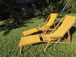 2 tansats chilienne vintage bois et toile jaune imprimé voilier avec repose