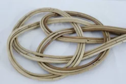 Tapette à tapis ancienne en osier